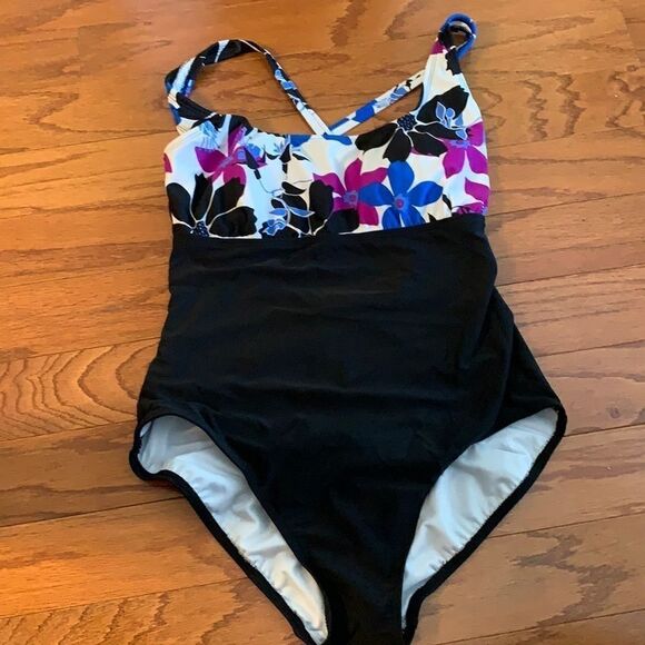 Medium one piece swimsuit - Picture 1 of 5